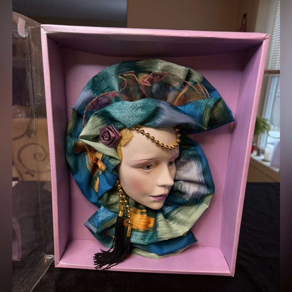 Decorative Venetian- Style Wall Mask, Featuring A Painted Porcelain Face - Picture 4 of 7